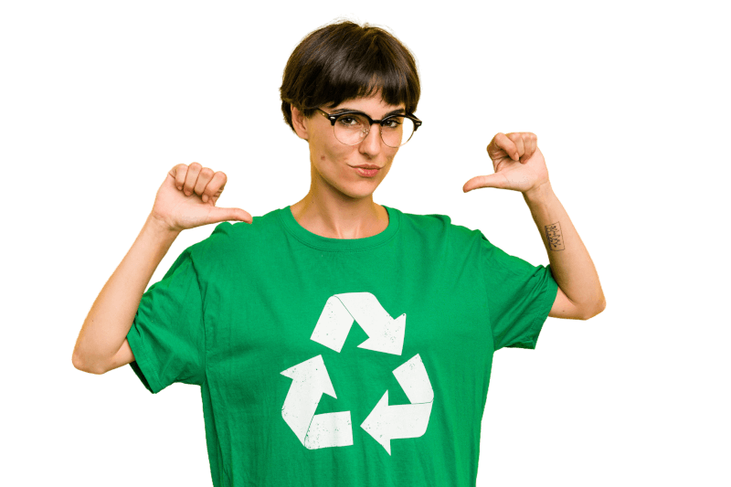 obrázek ženy v tričku s logem recyklace