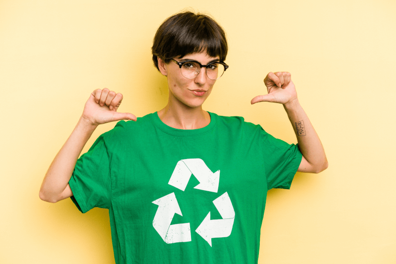 obrázek ženy v tričku s logem recyklace