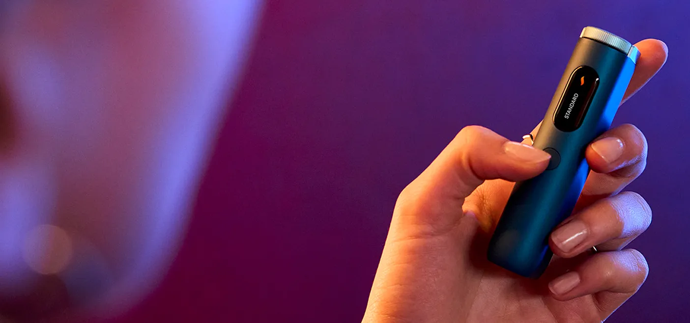 Obrázek ruky držící modré zařízení glo