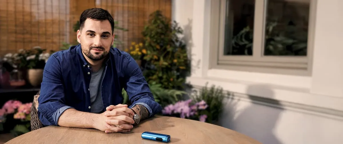 Marek u stolu s glo zařízením – Hlavní benefit glo je, že se dá použít na více místech