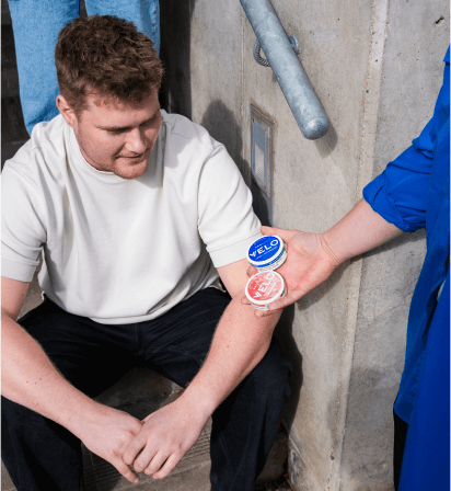 Obrázek muže, kterému někdo podává VELO