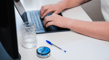 Obrázek VELO na kancelářském stole