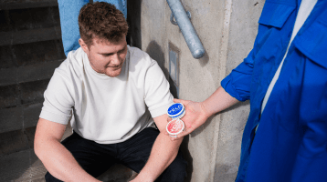 Obrázek muže, kterému někdo podává VELO